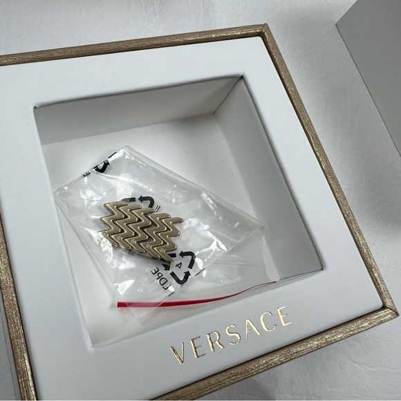 Versace Womens Watch Gold Medusa - Picture 6 of 10